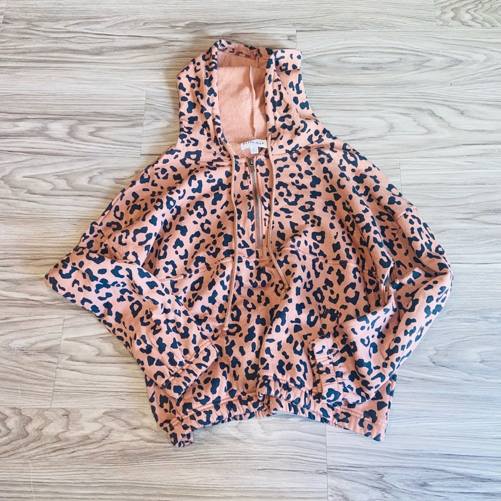 (M) cheetah print zip up crop top